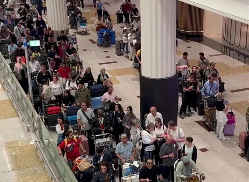 中東戰火一度令杜拜機場暫停運作，大批乘客滯留在機場。看看新聞