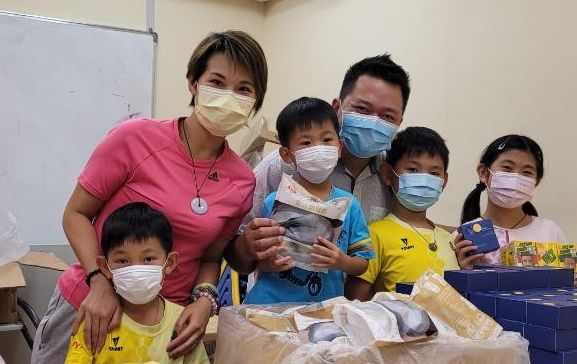 中秋前夕,保哥帶埋老婆及四子女去探訪。