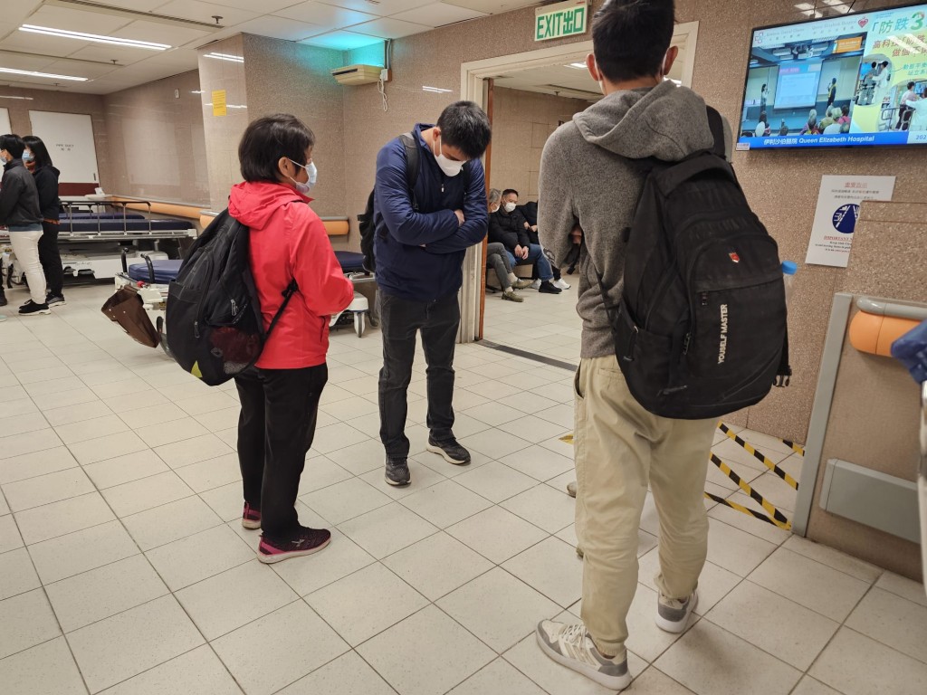 傷者的親友在深切治療部外守候。 傷者的親友在深切治療部外守候。