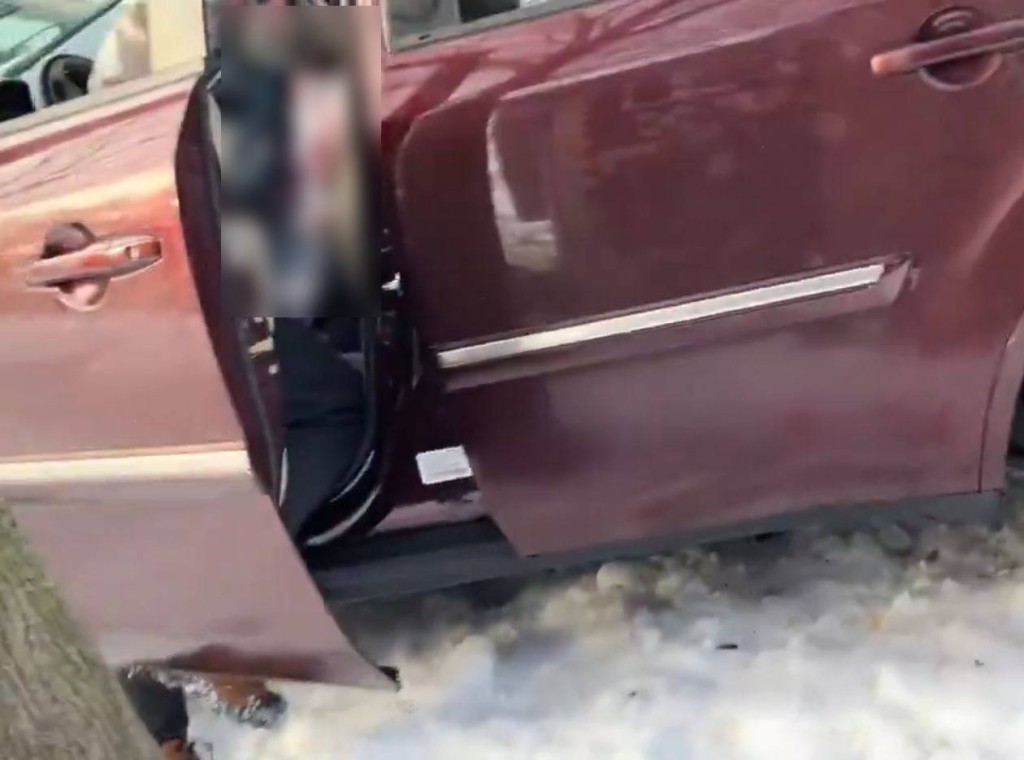 目擊者指女司機面部中多槍死亡。Ｘ