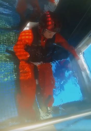 要成為飛行醫護,人員須經過「HUET」(直升機水底逃生訓練)的嚴格考核 要成為飛行醫護,人員須經過「HUET」(直升機水底逃生訓練)的嚴格考核