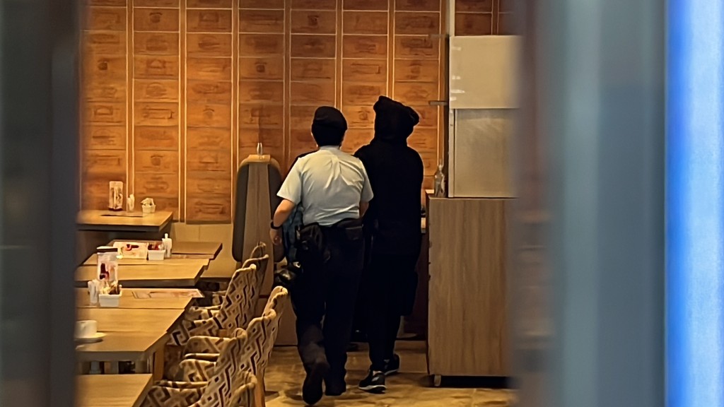 警员在餐厅调查。梁国峰摄