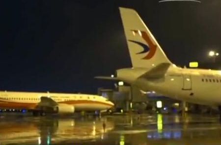 機場一度再次停航關閉，逾萬旅客被迫滯留機場。