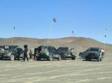 公安追截非法闖入羅布泊的車隊。《瀟湘晨報》