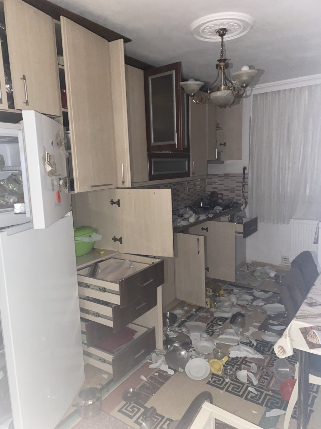 當地居民發布照片顯示大量雜物在地震後破碎一地。