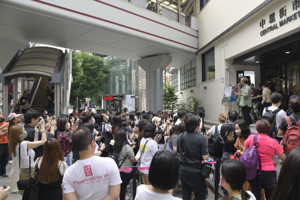 好多Fans到場支持ONE PROMISE。