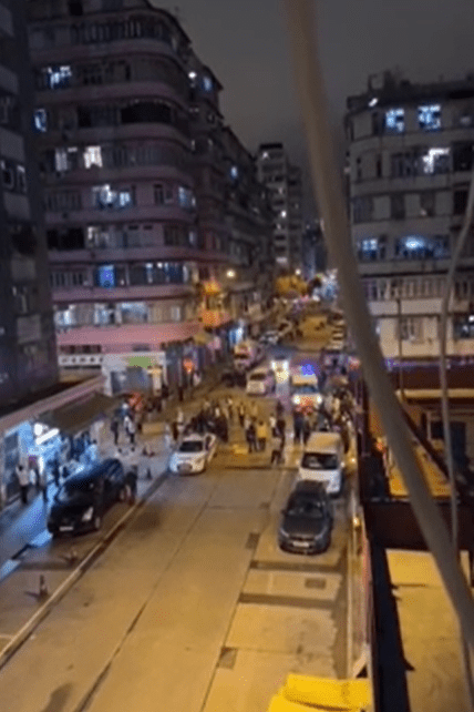 大批南亞漢聚集街頭叫囂，多部警車到場。fb香港突發事故報料區