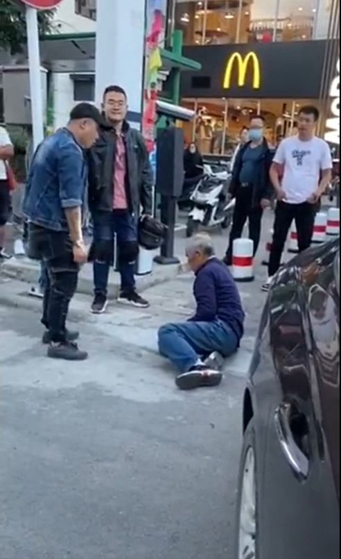 康某當街毆打老人。網圖
