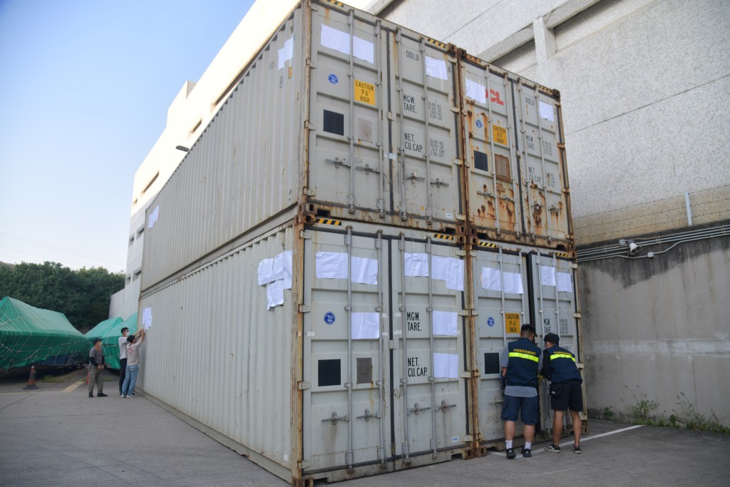 海關在葵涌貨櫃碼頭破獲一宗利用遠洋貨船走私貨物返回內地案件，於10個貨櫃內搜獲大批懷疑走私貨物，市值約3億元。徐裕民攝