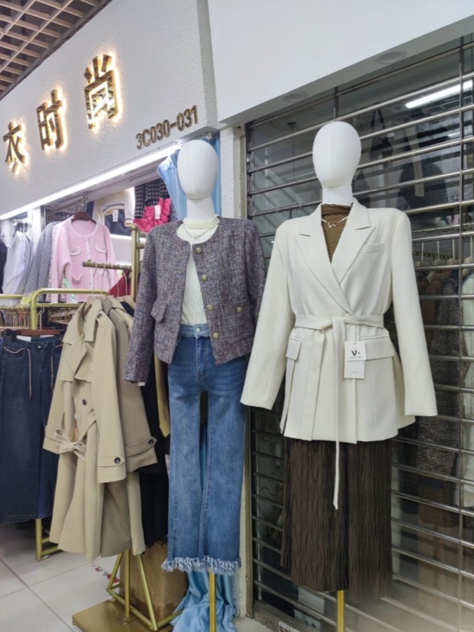 內地的商場有服裝店以《新聞女王》的造型展示。