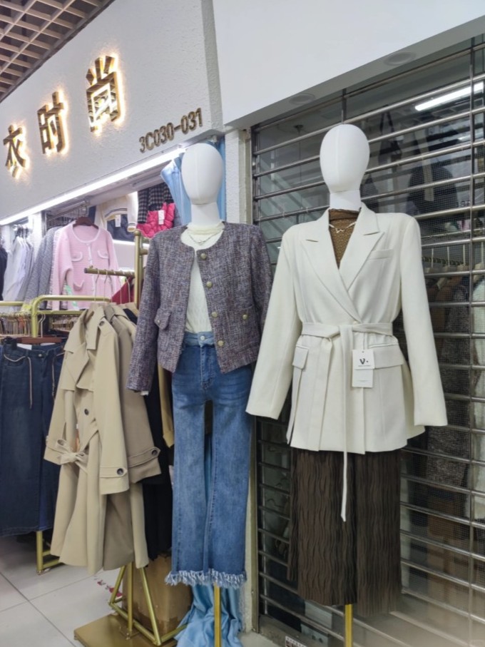 内地的商场有服装店以《新闻女王》的造型展示。