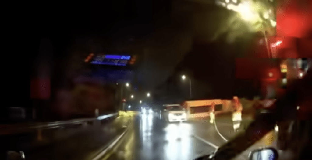 運油車橫亙在往新界方向的行車線上。fb@騰駿的士管理公司