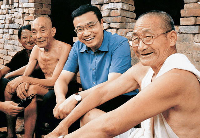2003年8月8日，李克強在河南新鄉調研。圖為他在原陽縣橋北鄉馬莊村與村民親切交談。新華社