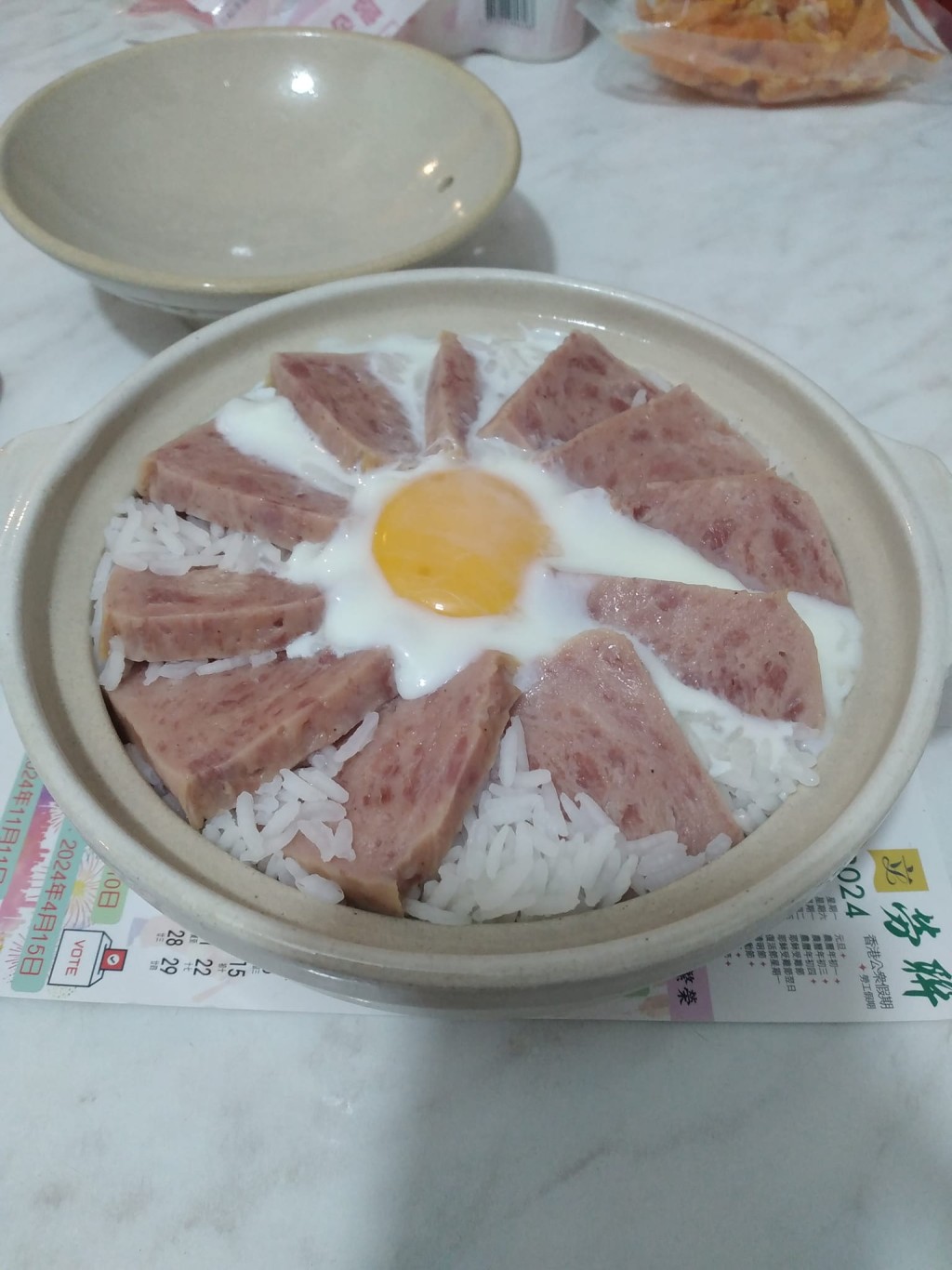午餐肉 太陽蛋 煲仔飯（圖片來源：Facebook@香港茶餐廳及美食關注組）