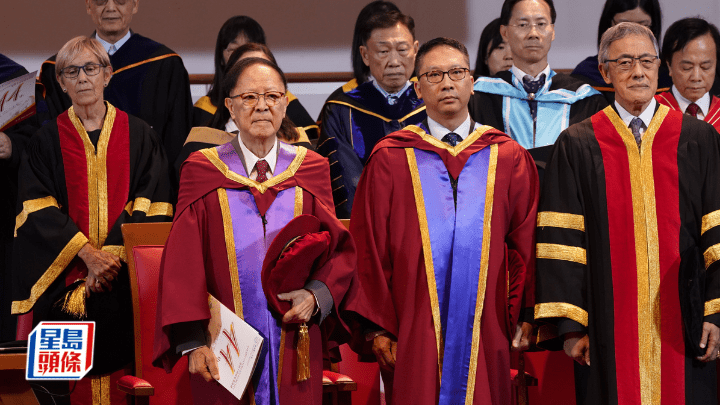 鍾景輝（前排左一）2018年獲香港樹仁大學頒授博士學位。