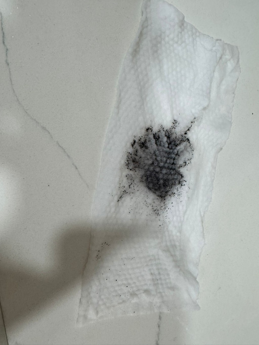 馬鞍山錦駿苑食水出現黑色沉積物。讀者提供圖片