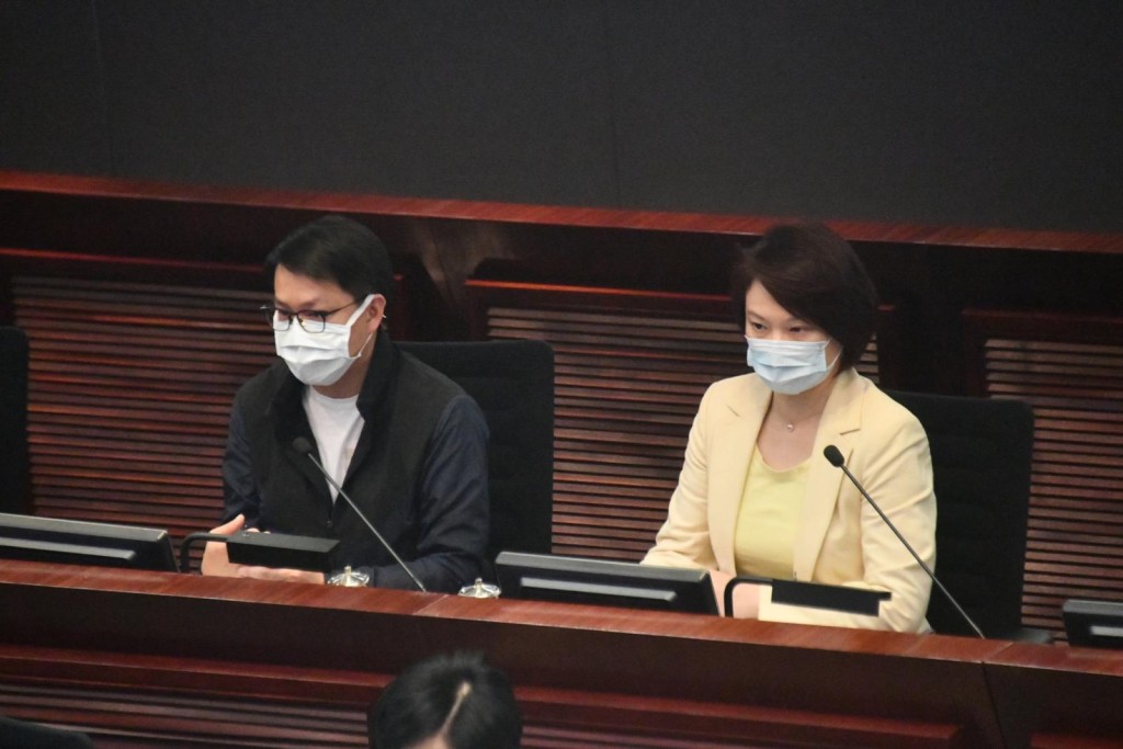 陳克勤(左)指郭榮鏗僅應處理選舉主席議程,討論涉及下午法律意見的規程問題是越權。右為李慧琼。