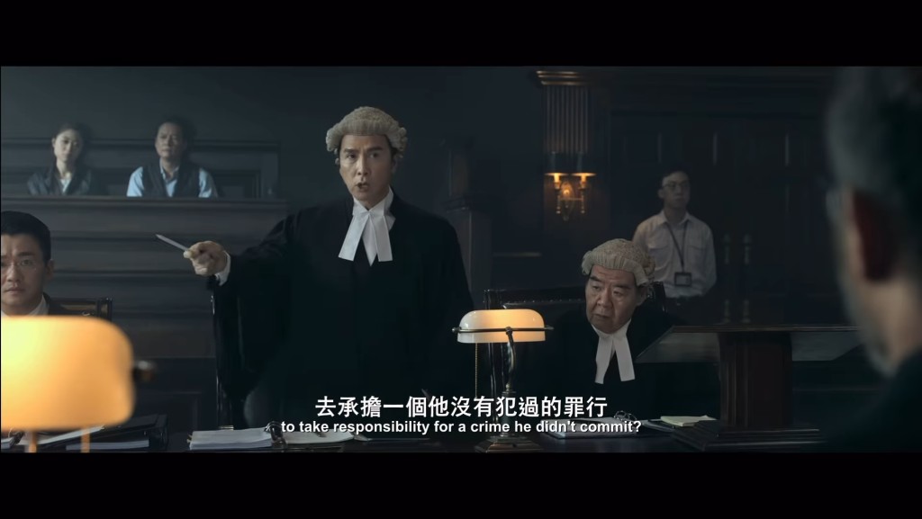 甄子丹在法庭上唇枪舌剑，中、英文对白夹杂为民伸冤，追寻公义与真相。