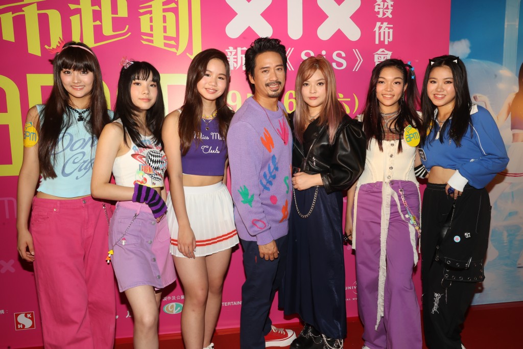 郭伟亮Eric Kwok（左四）和太太叶佩雯（右三）以经理人和形象顾问身份到apm出席XiX新歌《SiS》发布会。