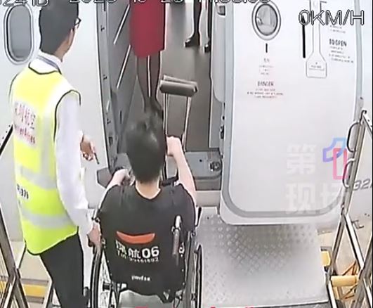 鄭智化在登機時全程獲工作人員攙扶，並非無人協助「連滾帶爬」。第一現場