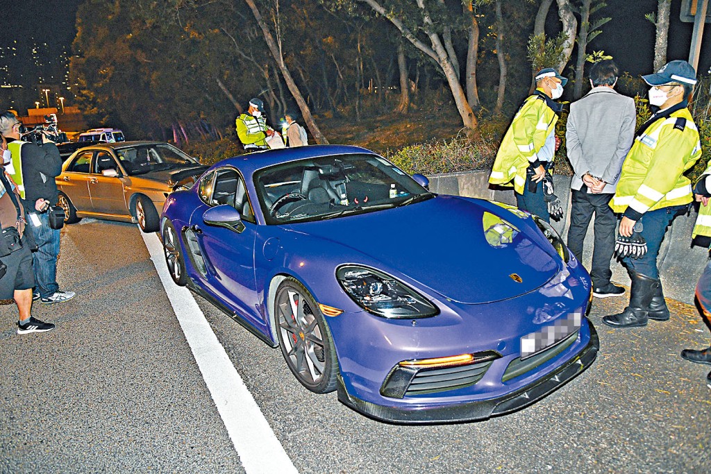 警方在西区海底隧道截停涉嫌「非法赛车」的跑车及拘捕司机。