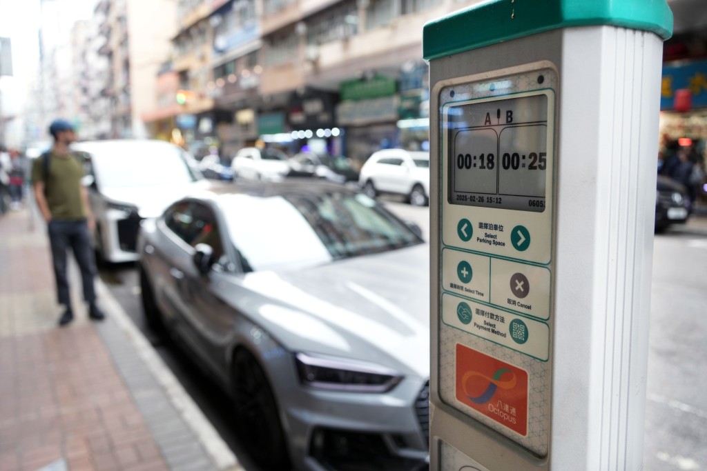 停車咪錶亦會加價。(資料圖片) 停車咪錶亦會加價。(資料圖片)