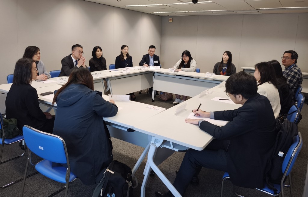 施俊輝與特殊教育需要統籌主任交流運用人工智能照顧有特殊教育需要學生的經驗。 施俊輝與特殊教育需要統籌主任交流運用人工智能照顧有特殊教育需要學生的經驗。