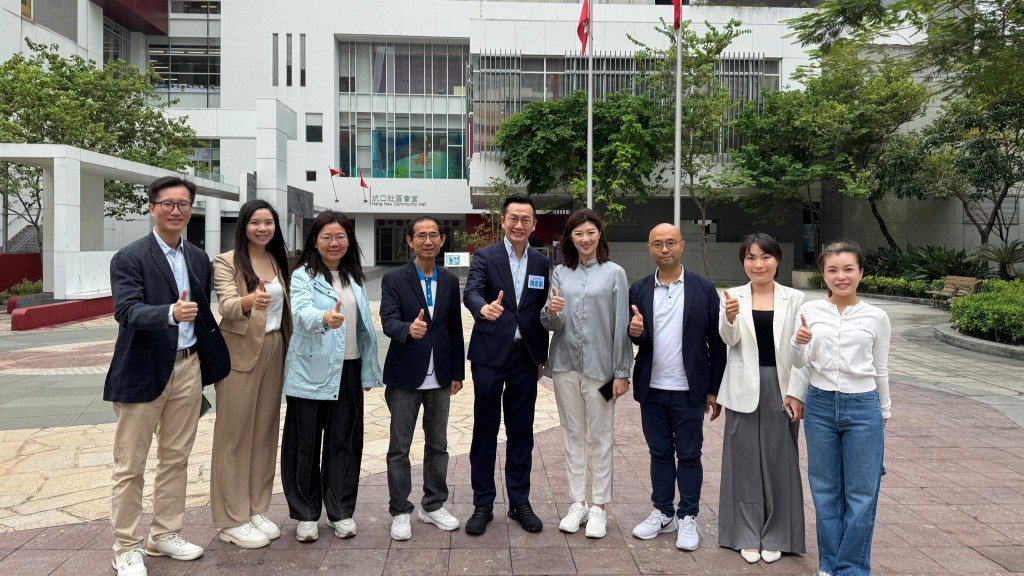 西貢區議員陳志豪(中)報名參選立法會。