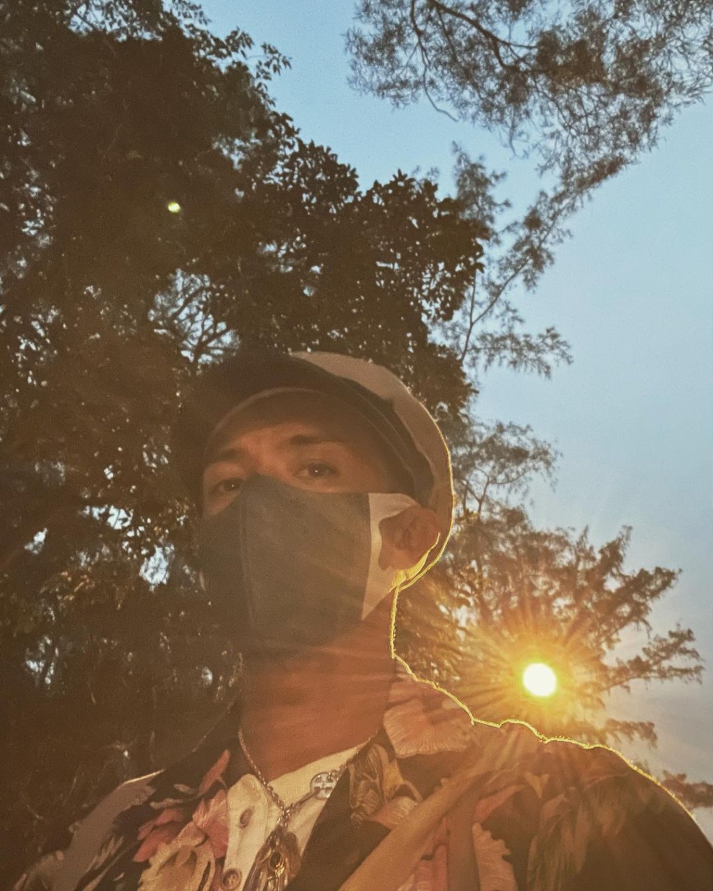 修理電單車期間,阿聰亦不忘自拍。