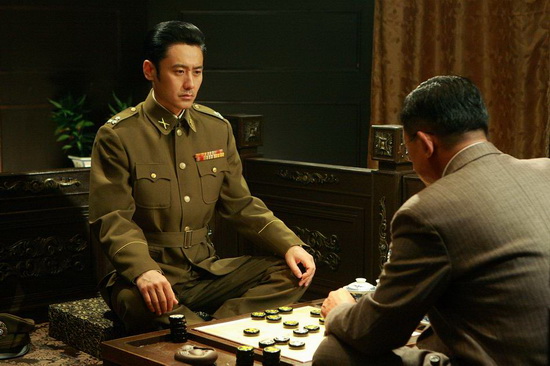 吴秀波2010年凭电视剧《黎明之前》获封金鹰奖、华鼎奖视帝。