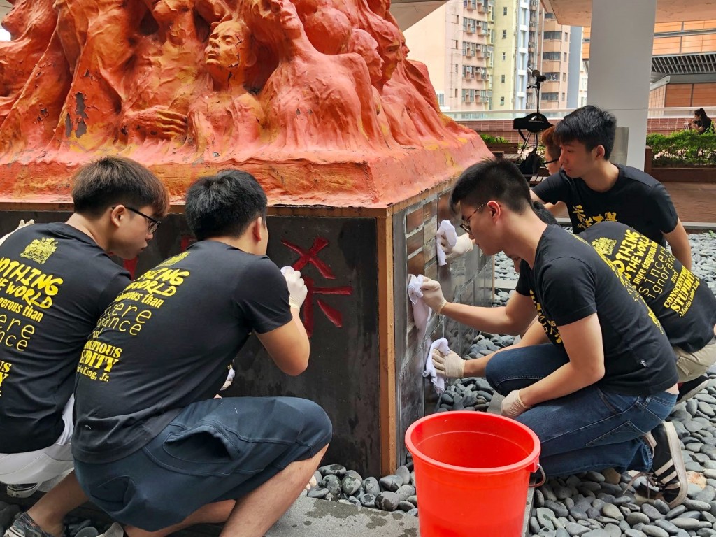 約30名港大學生參與洗刷國殤之柱。鄺沛同攝
