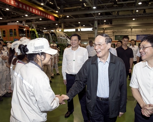 王岐山到中國中車株洲電力機車有限公司考察。 新華社