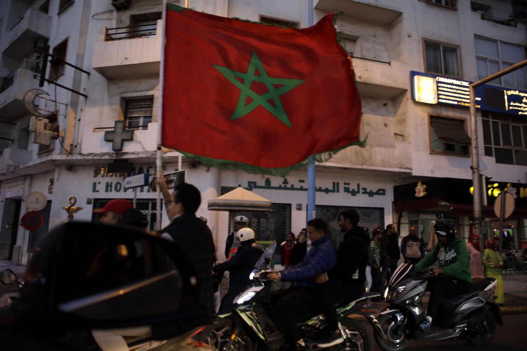 卡萨布兰卡市民挥舞著摩洛哥国旗。AP