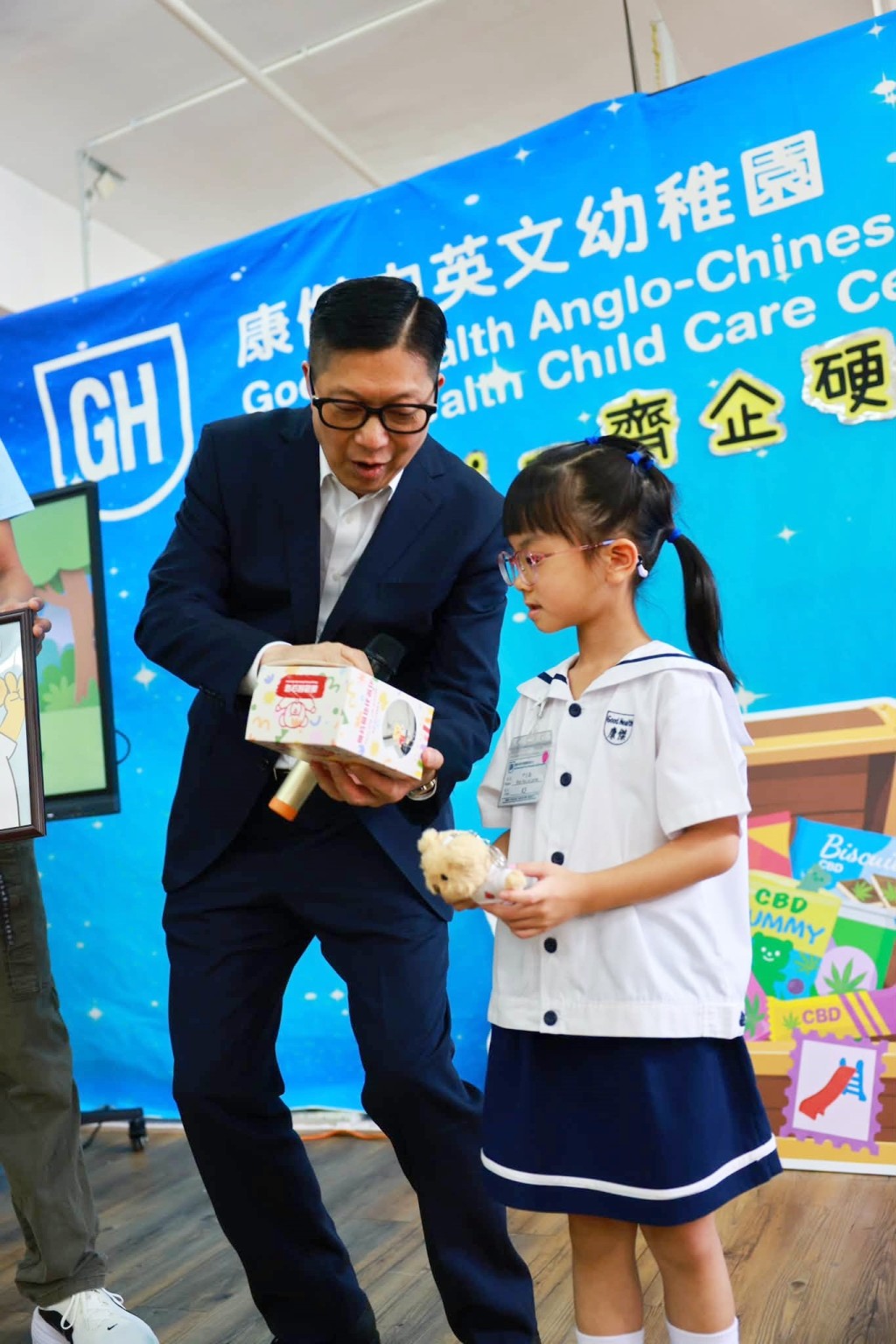 鄧炳強親自宣布並頒發穿上新衫的小小熊給Larine同學。鄧炳強fb 鄧炳強親自宣布並頒發穿上新衫的小小熊給Larine同學。鄧炳強fb