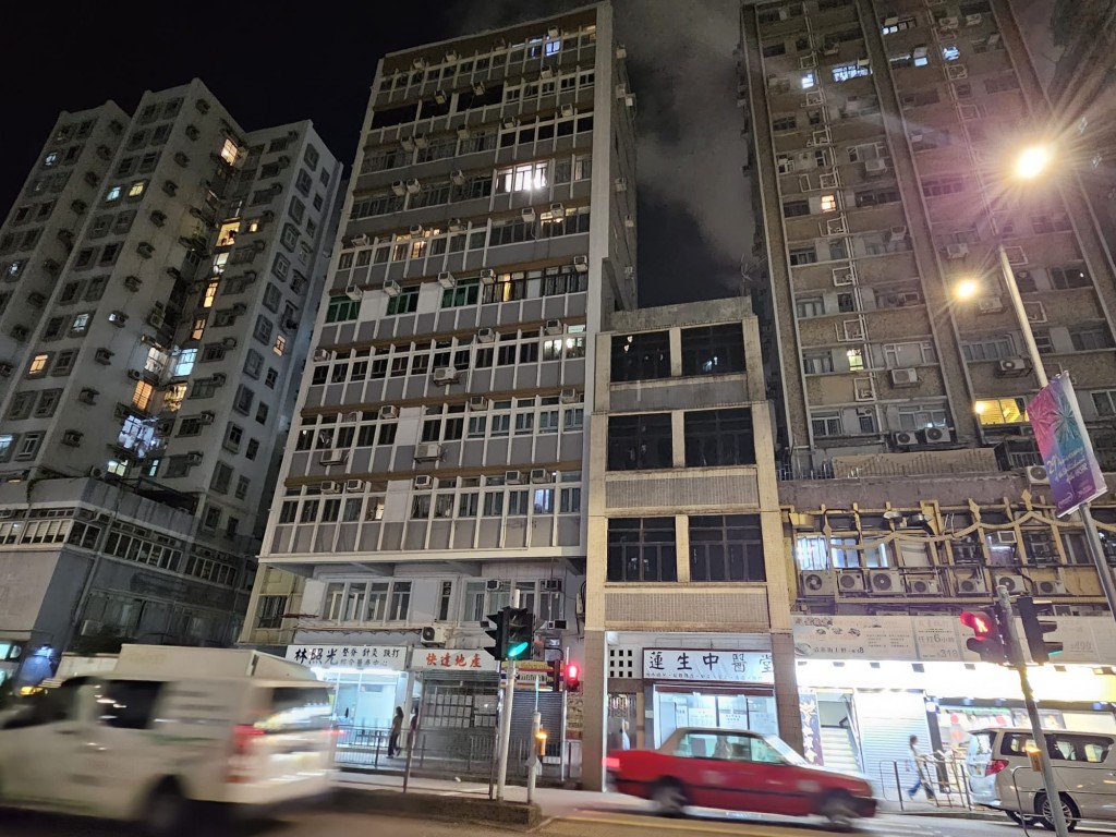 深水埗大埔道有一隻鱷魚從天而降,直墮一樓陽台位置。 深水埗大埔道有一隻鱷魚從天而降,直墮一樓陽台位置。