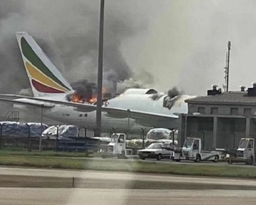 埃塞俄比亞航空一架貨機在浦東機場起火。網上圖片