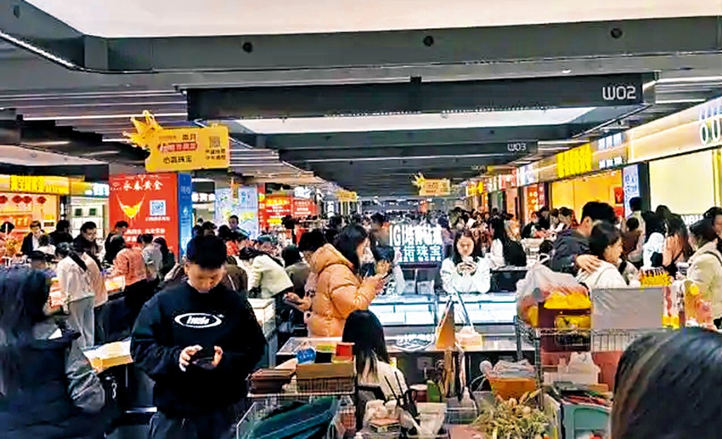 深圳水貝黃金產品集散地近期人頭攢動。