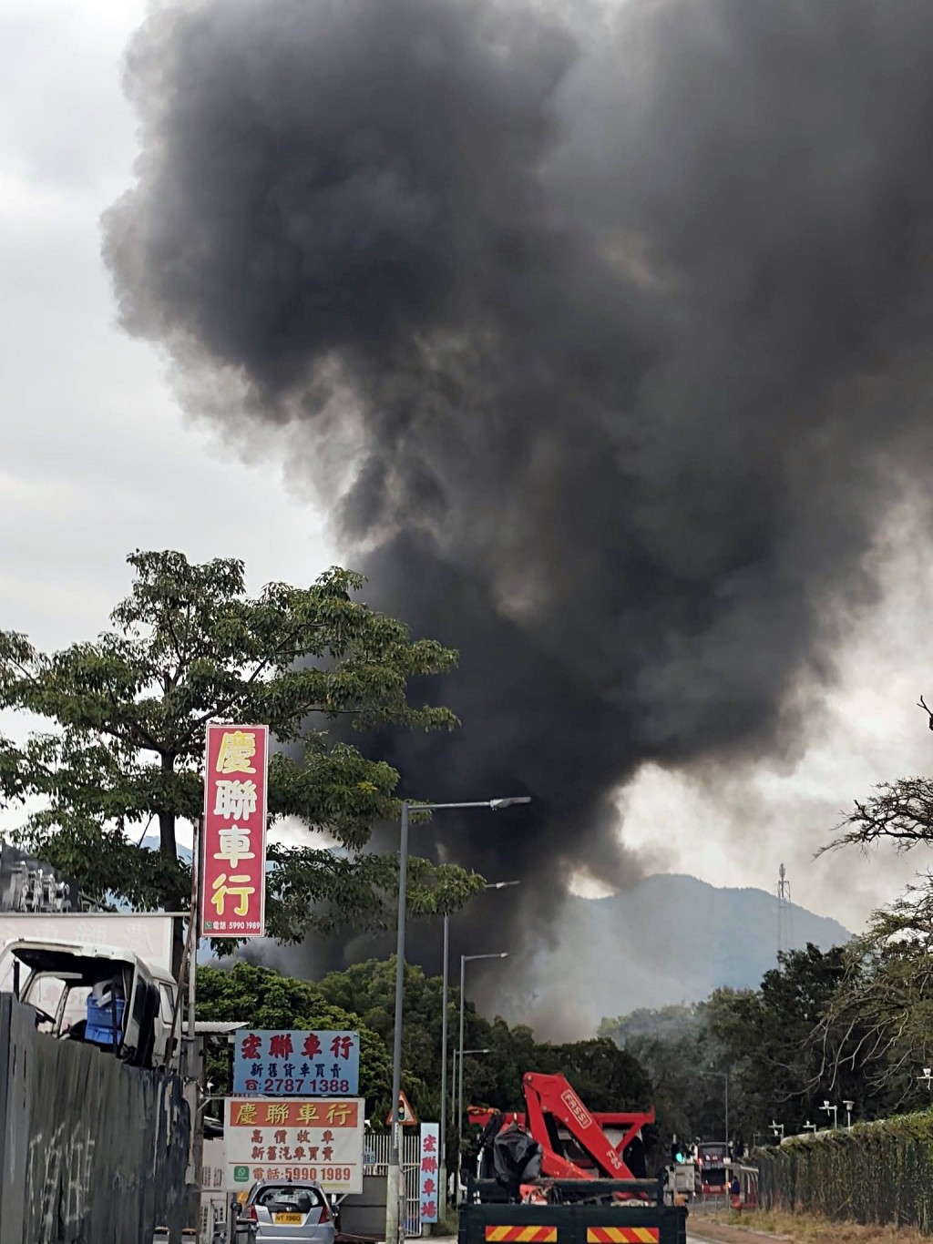 車房濃煙席捲半空。fb：盡在元朗