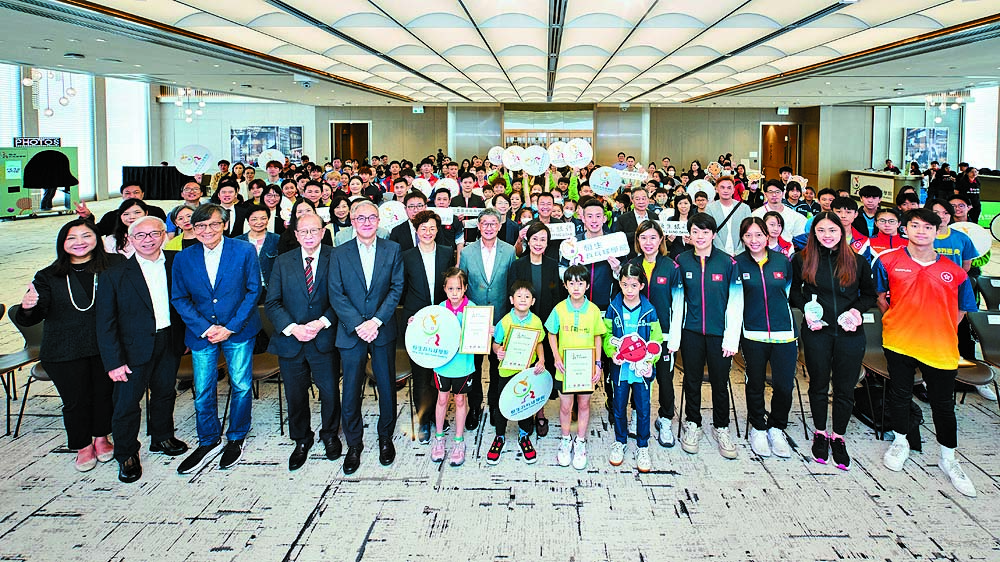 「恒生乒乓球學院2023年畢業典禮」的主禮嘉賓，包括恒生銀行執行董事兼行政總裁施穎茵、中國香港乒乓總會主席余國樑及康樂及文化事務署副署長（康樂事務）徐曉露，與港隊成員、教練、畢業學員及家長合照。