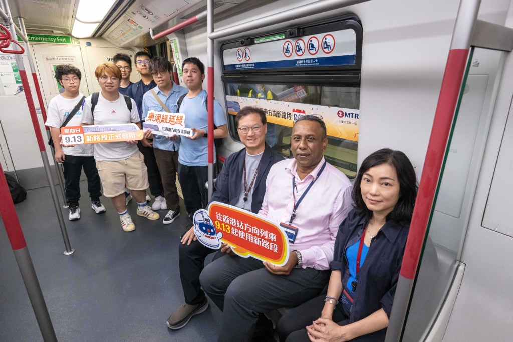 港鐵公司機場鐵路總管呂幹貽(右3）、總經理－大嶼山及新界南工程項目彭立航先生（右2），以及工程管理主管－大嶼山梁寶寶（右1）今早與一眾鐵路迷及乘客乘搭首班列車。