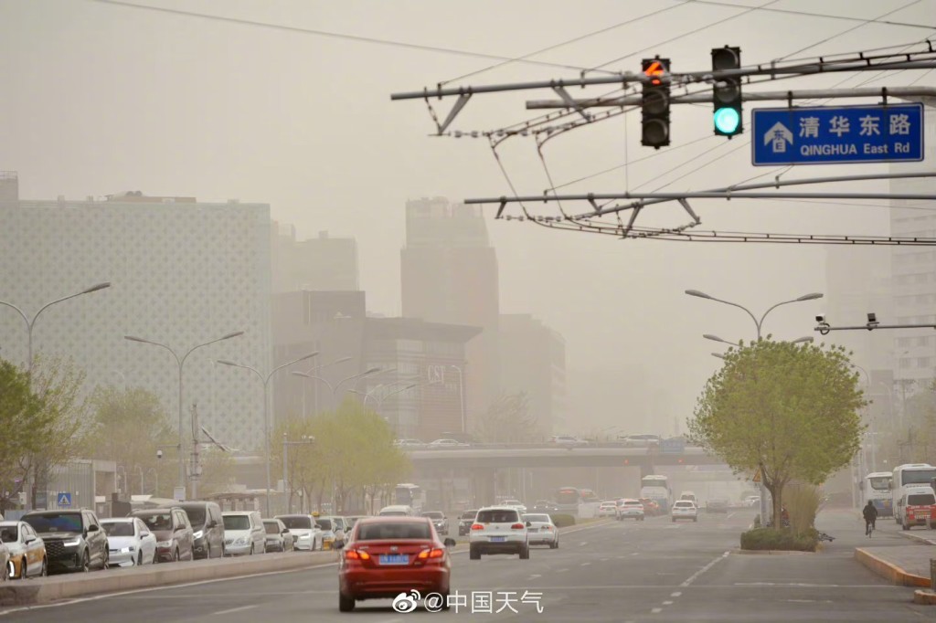 北京沙尘满布。 微博图