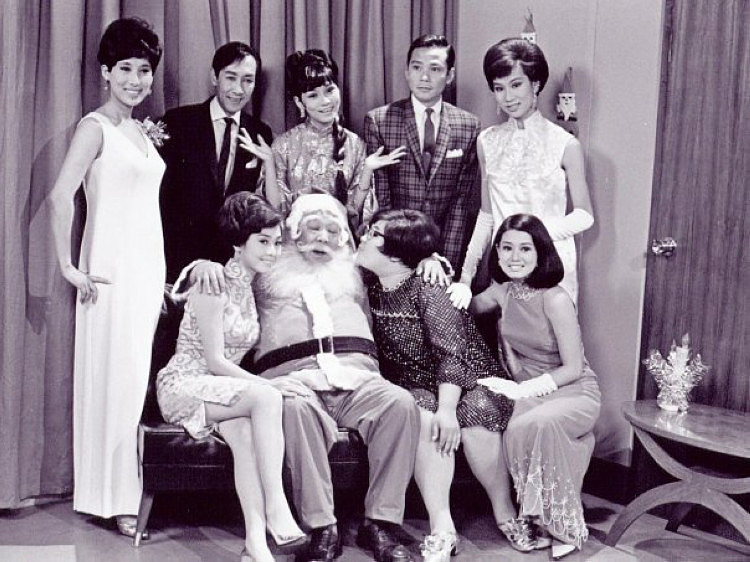 《欢乐今宵》于1967年11月20日首播，元老级人马有（前排左起）陈齐颂、梁醒波、沈殿霞、（后排左起）潘迪华、郑君绵、森森、杜平、奚秀兰。
