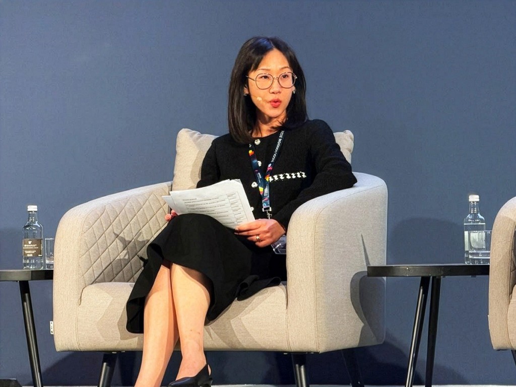 薛日华指香港的司法制度健全，有助巩固国际投资者的信心。