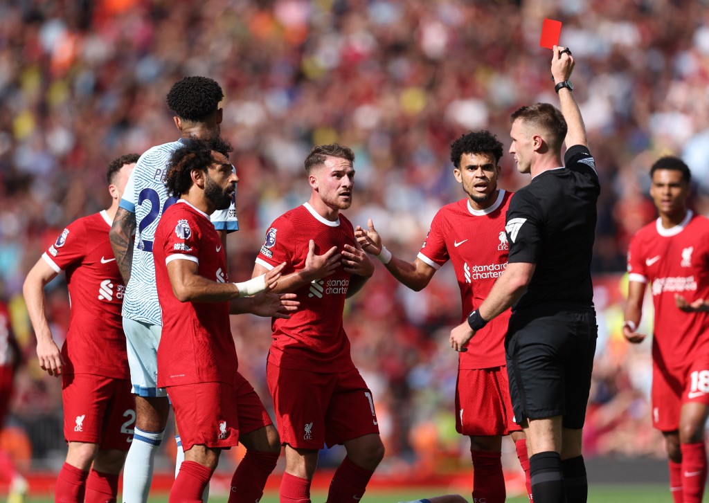 利物浦球员即时向球证抗议红牌决定。路透社