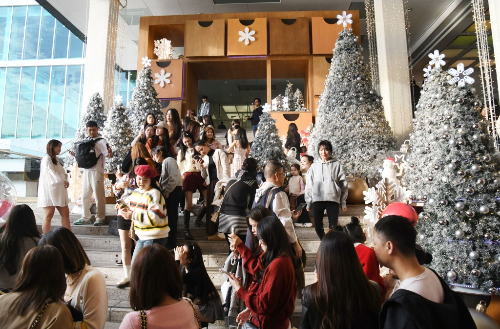 陳茂波形容市面氣氛正面,餐廳營業額穩定,加上年尾有多項大型活動,相信有助維持良好氣氛。 陳茂波形容市面氣氛正面,餐廳營業額穩定,加上年尾有多項大型活動,相信有助維持良好氣氛。