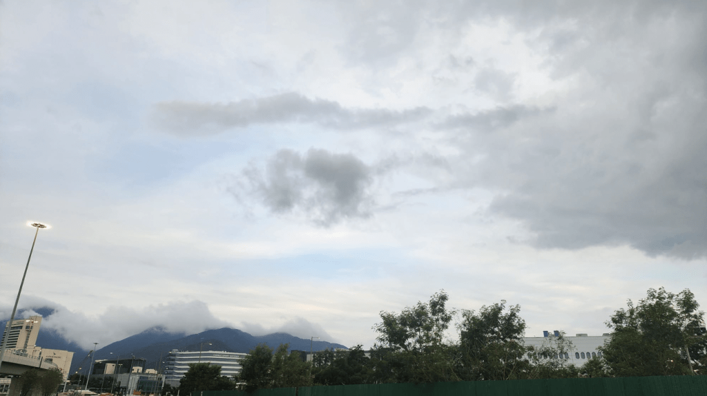 本港地區今日大致多雲,有幾陣驟雨及雷暴。黎志偉攝 本港地區今日大致多雲,有幾陣驟雨及雷暴。黎志偉攝