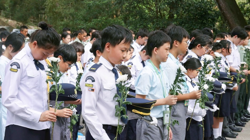 全體手持鮮花列隊肅立。