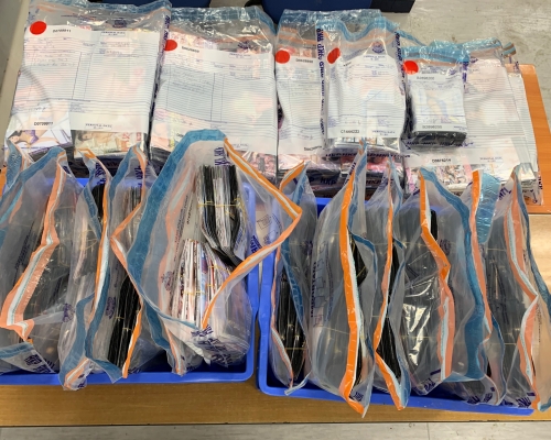 警方檢獲約6000隻色情光碟。 警方提供
