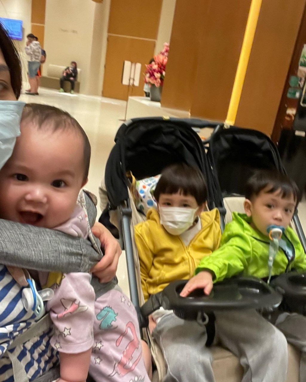 雯雯指三個小朋友日前曾持續發燒，要一齊去急症室。