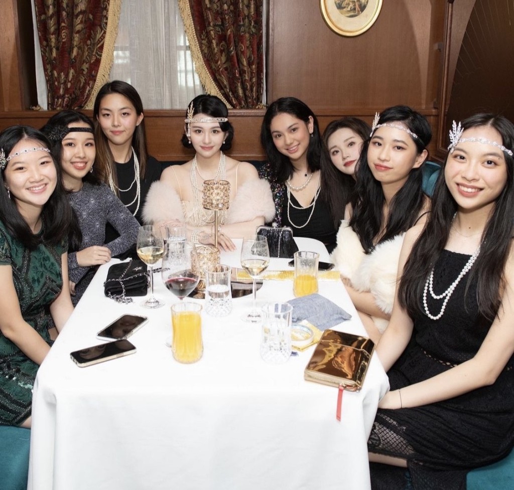 壽星女跟好友齊齊以淑女look示人。